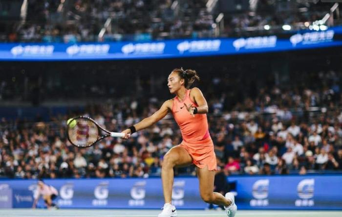 三盘苦战输球！郑钦文再负萨巴伦卡，无缘WTA1000赛首冠-梦幻家园69关教程