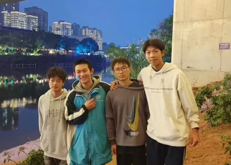 好样的！自贡四名高中生勇救落水老人，这才是最美中国少年-自贡溺水事件