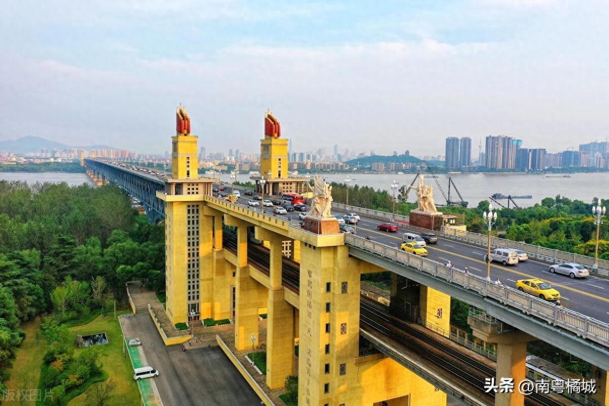 湖北省东南部再添跨长江大桥，路线长9231米，双向六车道一级公路-气排球换位战术可以在发球击球之前吗
