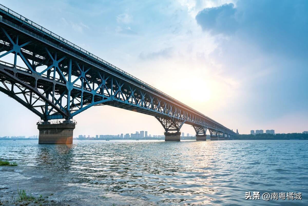 湖北省东南部再添跨长江大桥，路线长9231米，双向六车道一级公路-气排球换位战术可以在发球击球之前吗