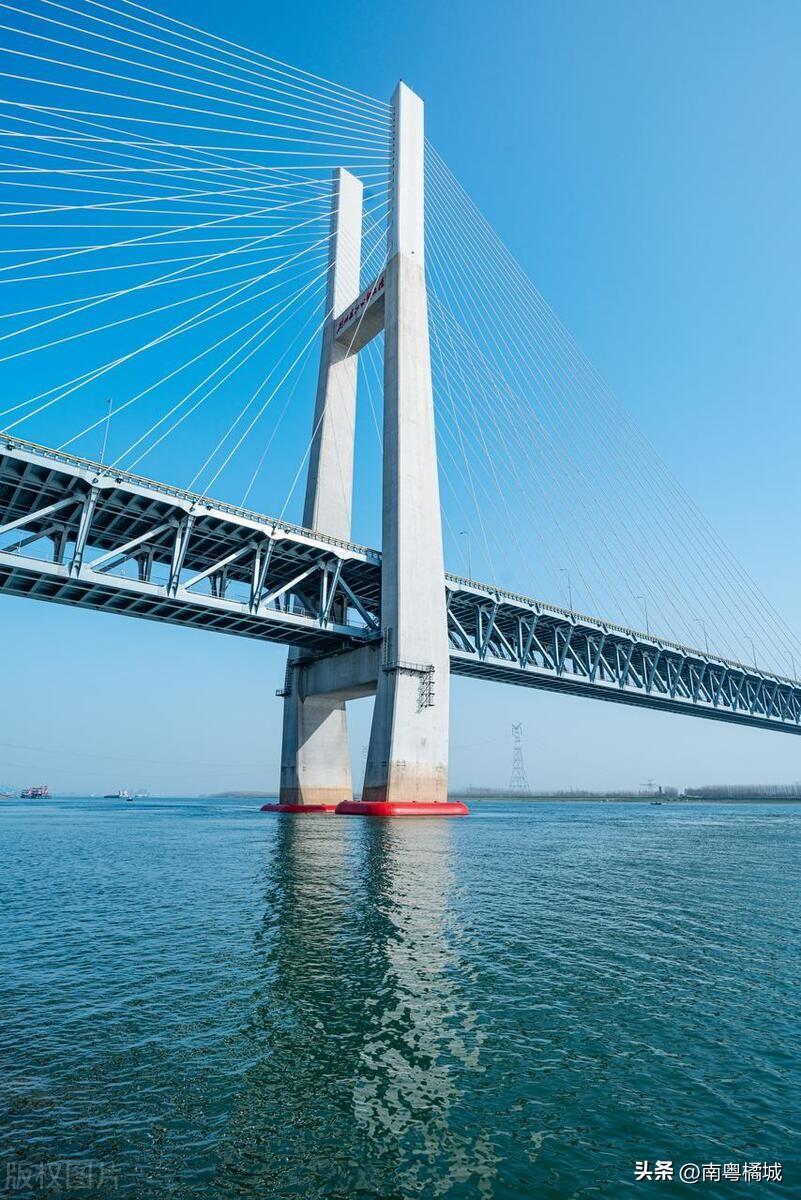 湖北省东南部再添跨长江大桥，路线长9231米，双向六车道一级公路-气排球换位战术可以在发球击球之前吗