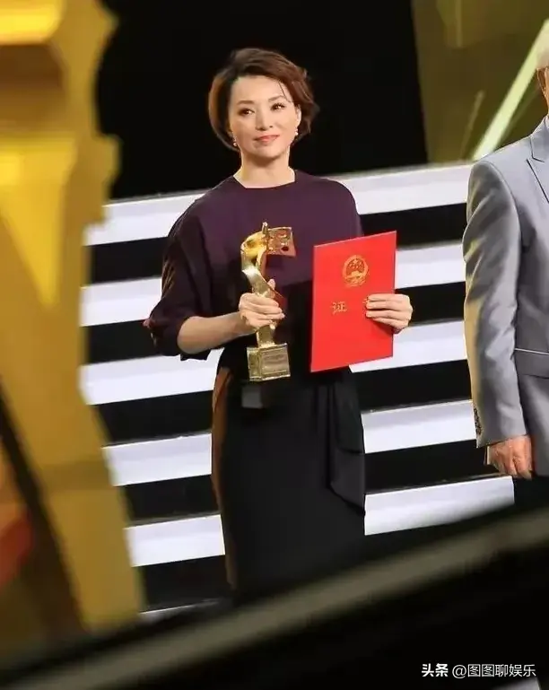 董卿再上热搜！但已不是主持人！-董卿怎么不主持了2020