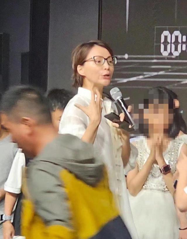 50岁董卿近照绝美，一身穿搭超过15万，网友却爆料是几年前的旧物-董卿45岁