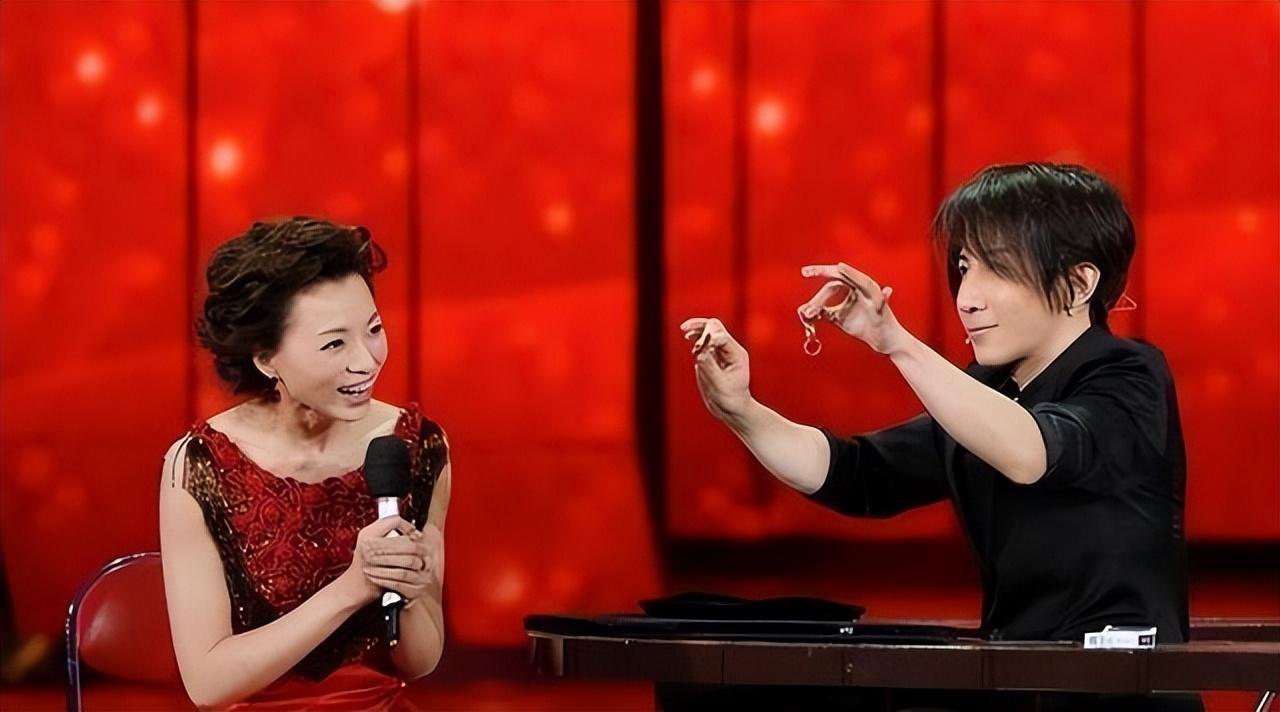 50岁董卿近照绝美，一身穿搭超过15万，网友却爆料是几年前的旧物-董卿45岁