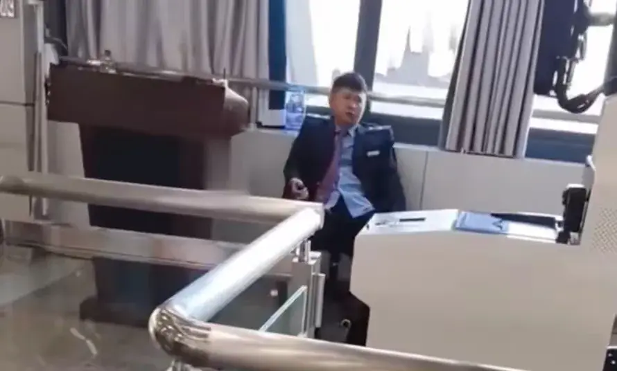 高铁站员工被曝上班慵懒盘核桃，将被严肃问责！网友：小题大做了-高铁站台干嘛的