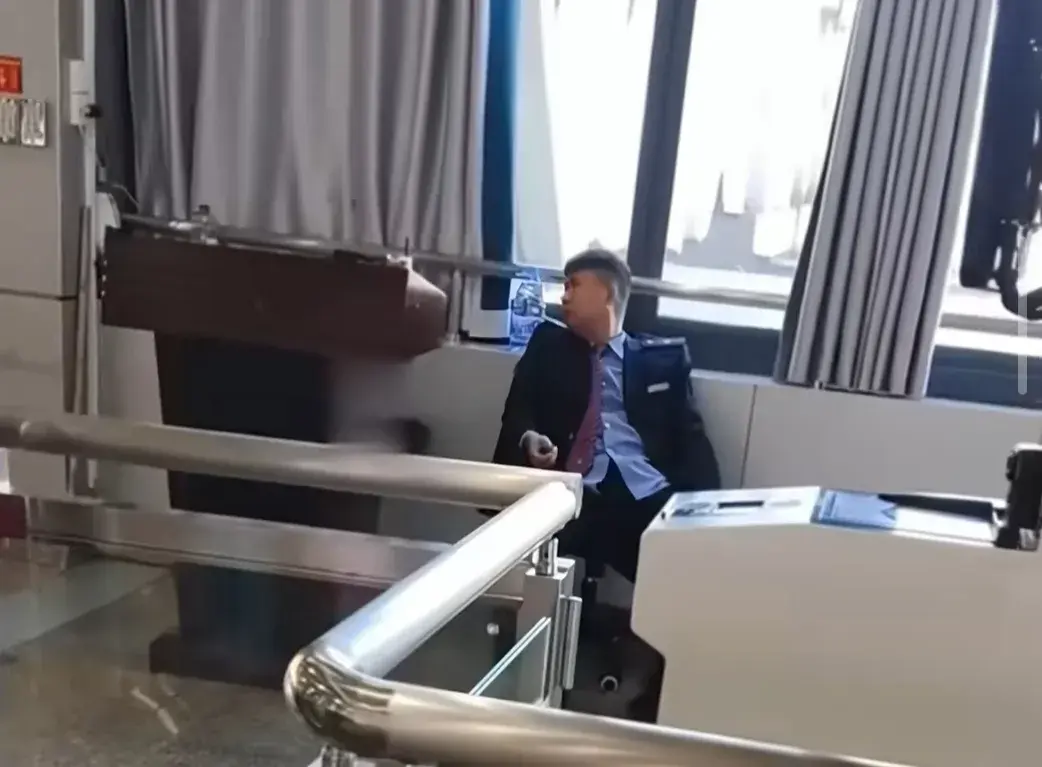 高铁站员工被曝上班慵懒盘核桃，将被严肃问责！网友：小题大做了-高铁站台干嘛的