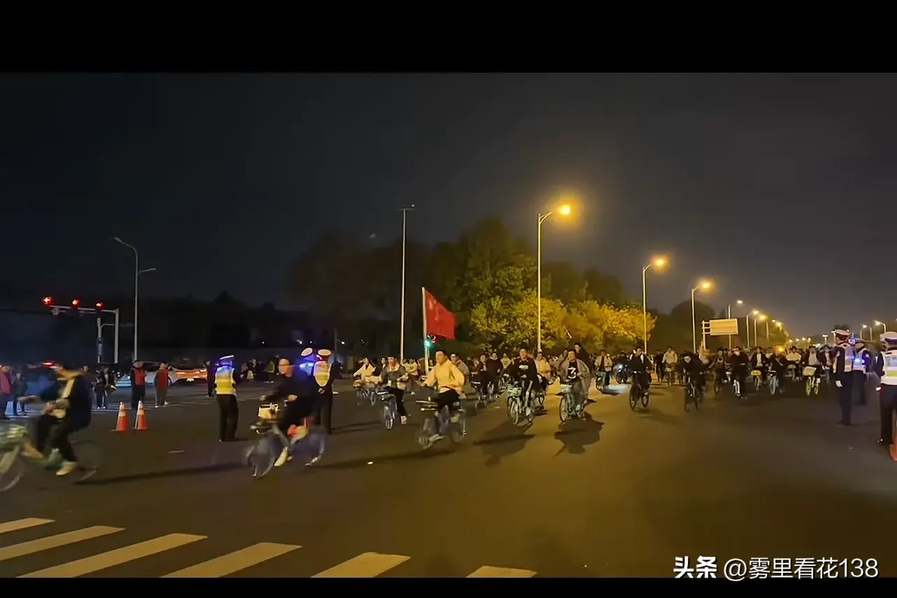 郑州十万大学生夜骑开封轰动全网引热议，家长：完全就是吃饱撑的-郑州十大大学